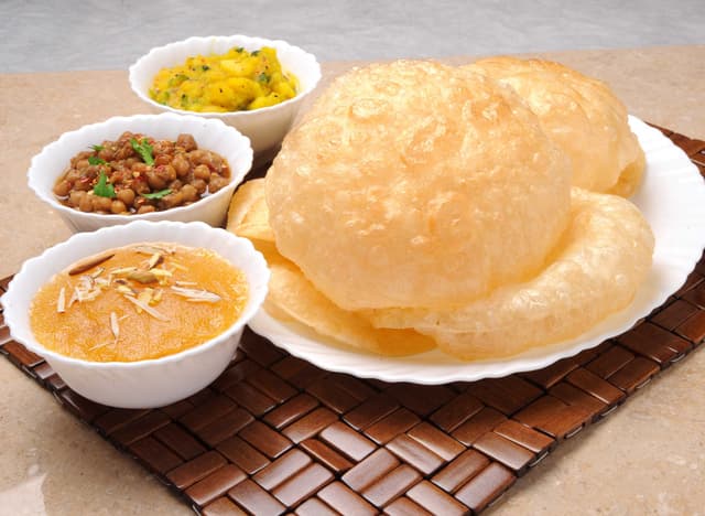 Live Halwa Puri (Minimum 100 piece)